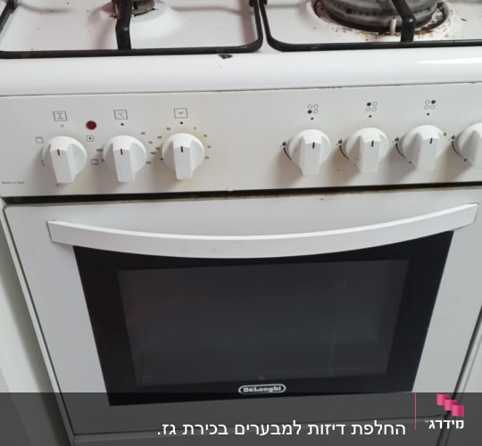 תנור גז לבן עם ארבעה מבערים וכפתורי שליטה